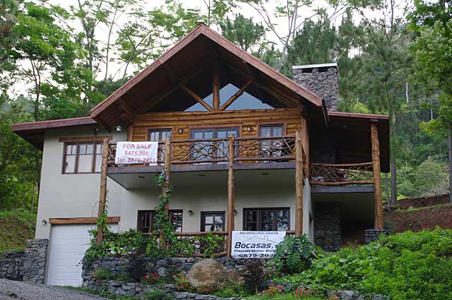 Photo example of a stone and wood construction house in the forest