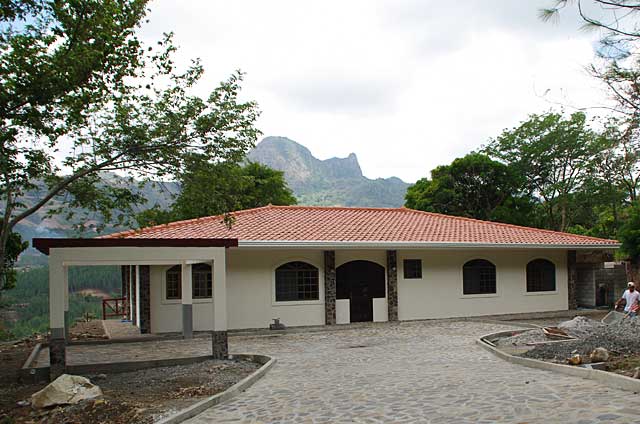 Photo of a beautiful new house in the mountainous area of Altos del Maria in Panama