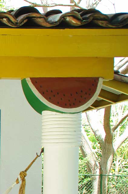 Example decor idea on an beach house where the outdoor terrace columns are decorated with top shapes in a variety of fruits giving it a very tropical look