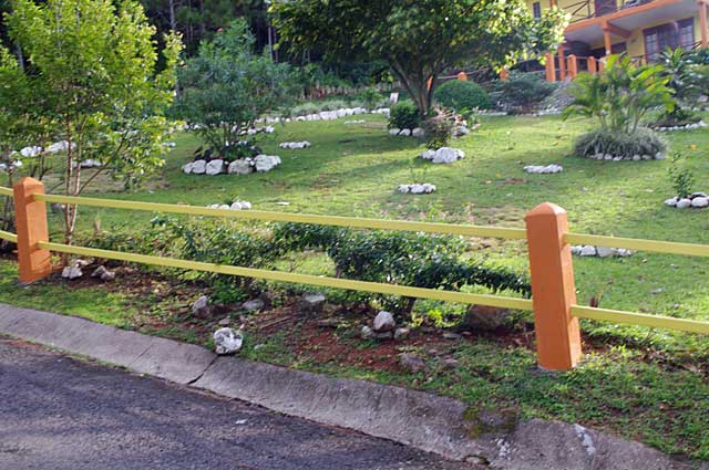 Photo Example of a simple but colorful country style fence in orange and yellow