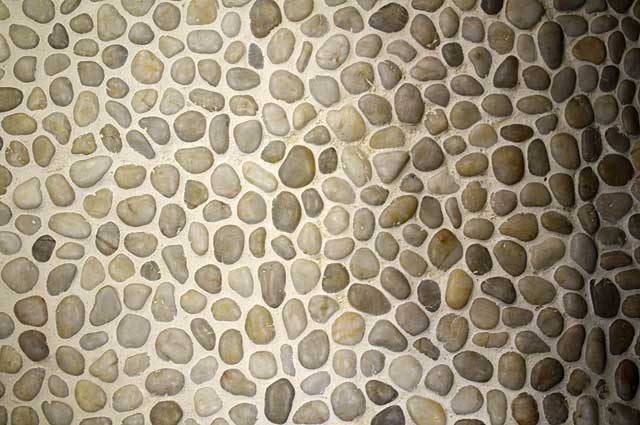 Photo Example small river stone covered floor tiles