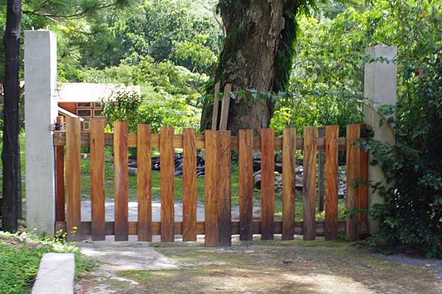 Photo example of a simple wooden gate on a country style mountain home