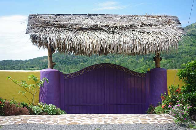 Photo example very colorful gate in front of tropical country property