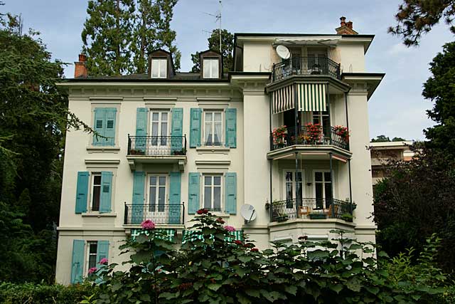 Photo example of a traditional 3 story town house in Switzerland